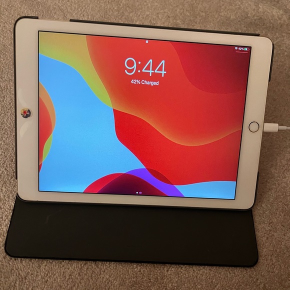iPad Air 2 Gold WiFi With Black Logitech Case - Picture 1 of 1